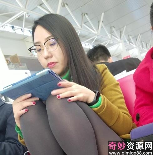 街拍眼镜美女截图